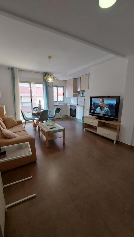 阿桂拉斯Apartamento moderno vacacional的带沙发和平面电视的客厅