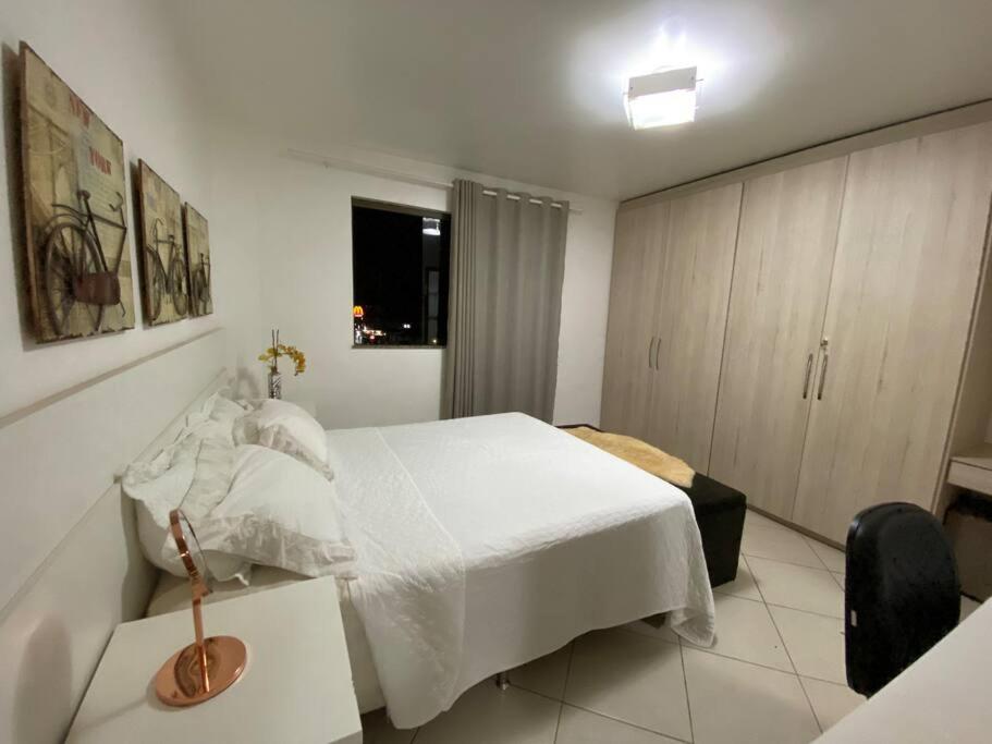 伊列乌斯Apartamento centro de Ilhéus - 2Suítes, 6 hóspedes的白色的卧室设有床和窗户