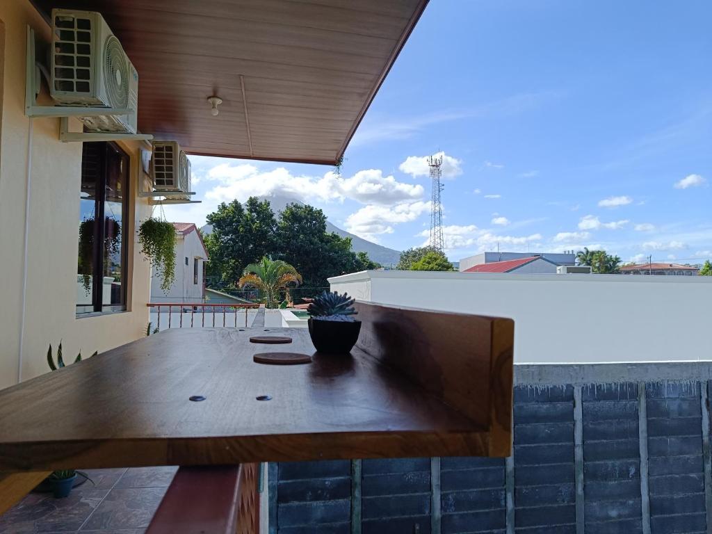 福尔图纳Luna Lodge的天井上的木桌,享有房屋的景致