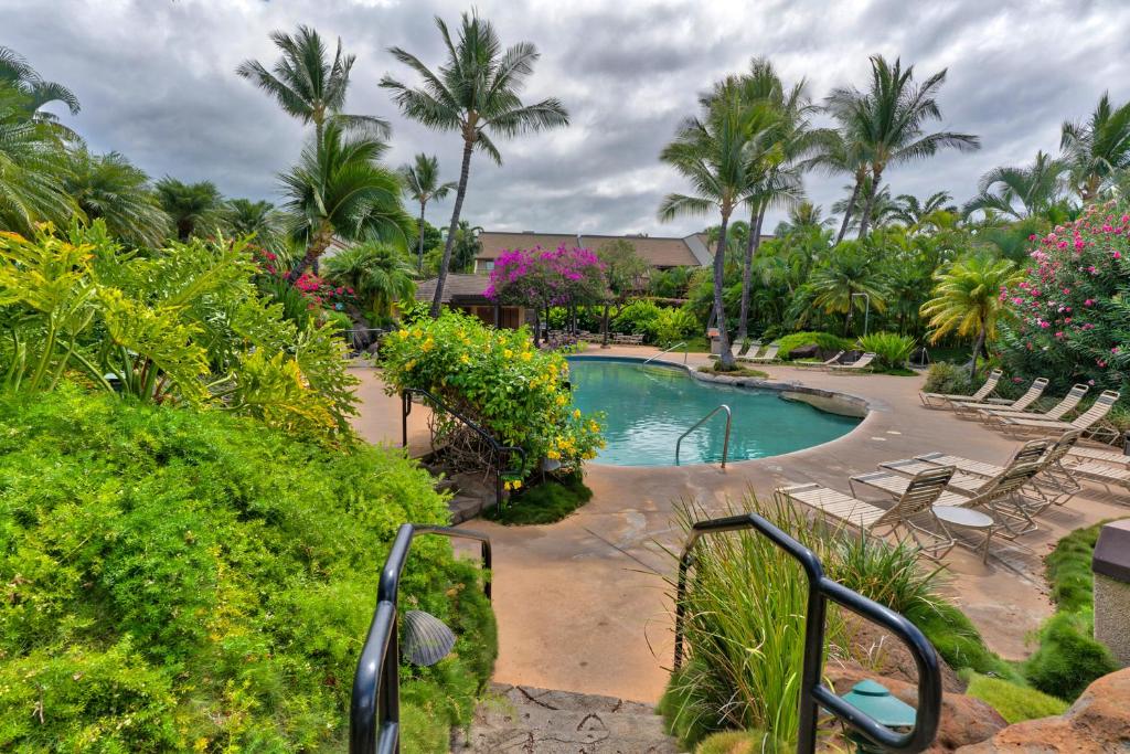 维雷亚Maui Kamaole的棕榈树游泳池及度假村