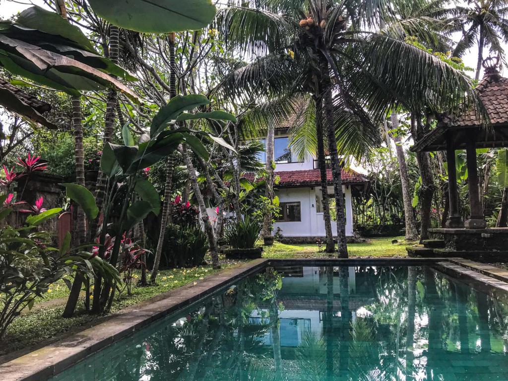 乌布Villa Kassi: 1 bed en-suite, large garden, pool.的别墅前设有游泳池