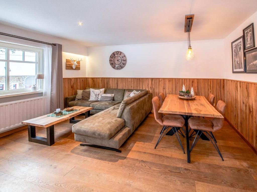 比林根Charming house with sauna and Nordic bath的客厅配有沙发和桌子