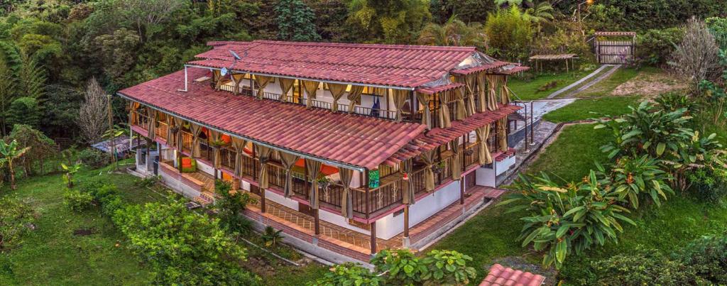 马尼萨莱斯Kairí Lodge Natural Reserve的享有红色屋顶房屋的顶部景色