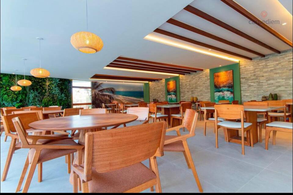 伊波茹卡Mana Beach Experience -02Garagens - Aloha 001的用餐室配有木桌和椅子
