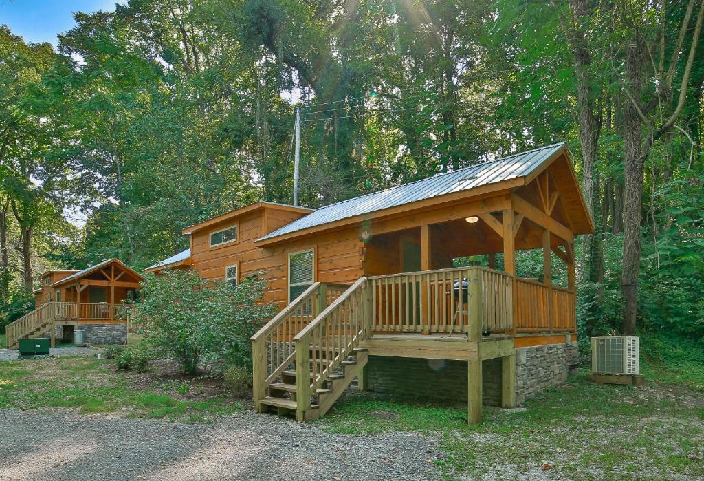 查塔努加Bryce Cabin Lookout Mtn Tiny Home W Swim Spa的大型小木屋 - 带大型甲板