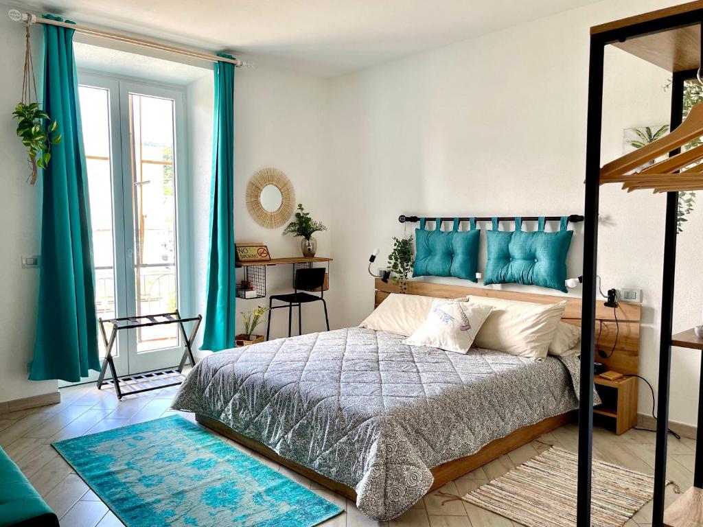 东塞斯特里La Monstera Rooms的一间卧室配有一张蓝色床头板的床
