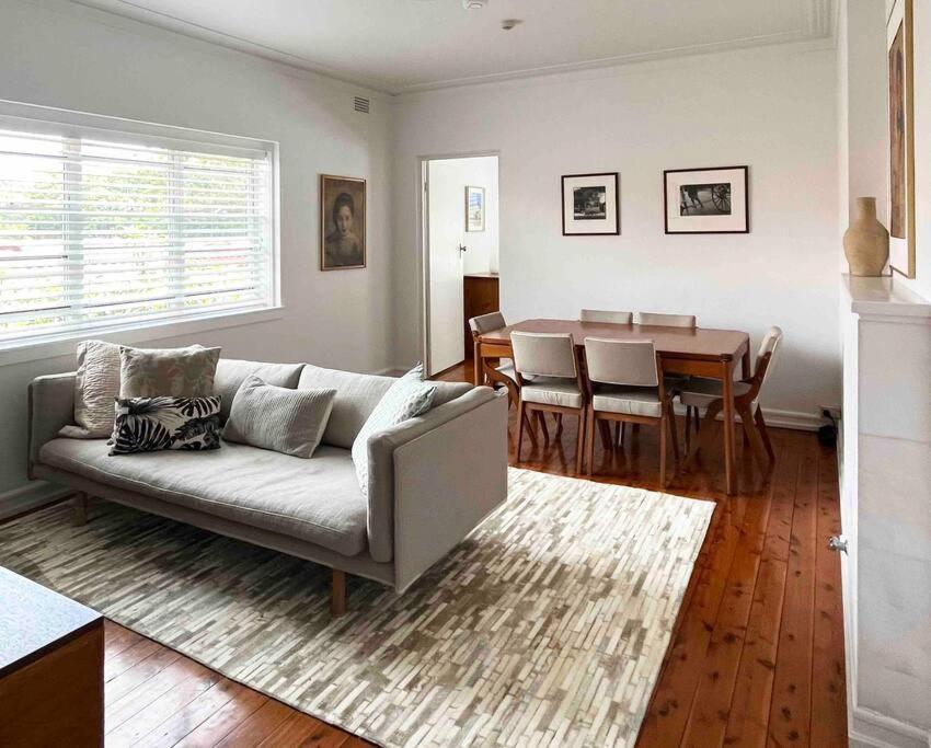 悉尼Stylish & Sunlit Bellevue Hill的客厅配有沙发和桌子