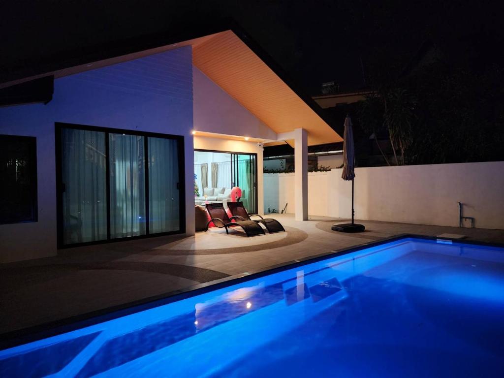 芭东海滩PoolVilla 234 Patong的夜间在房子里的一个游泳池