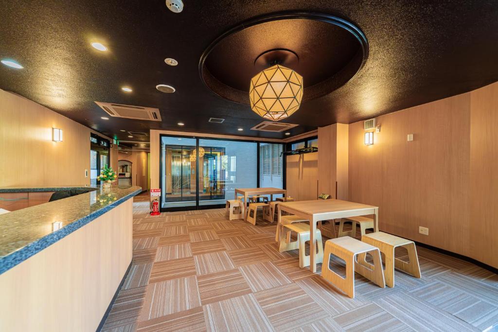 东京TOKYO E JOY INN （East Nipoori Branch）的大堂设有桌椅和酒吧。