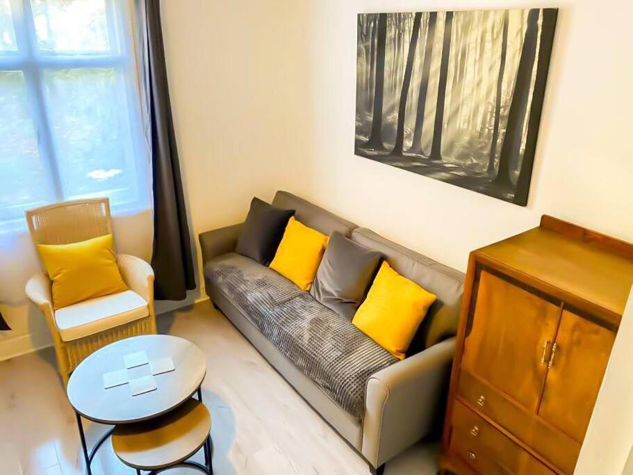 KentGravesend 2 Bedroom Spacious Stylish Apartment - Sleeps upto 6 - 2 Min Walk to Station的客厅配有带黄色枕头的沙发