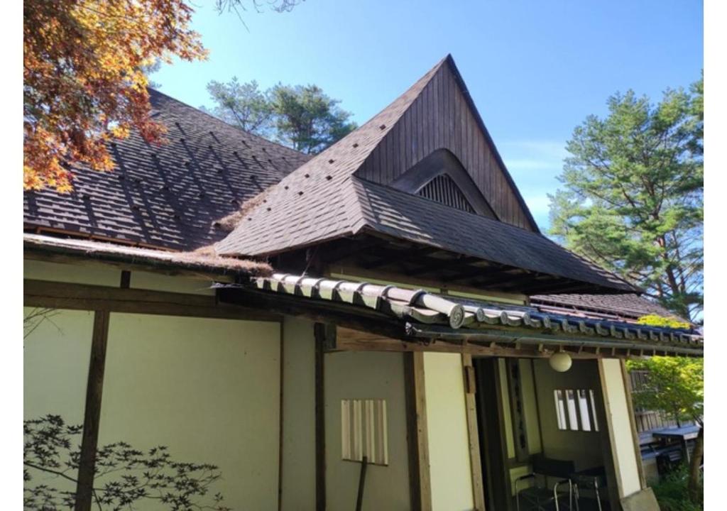伊那市Oyado Morinotane - Vacation STAY 18517v的一个带倾斜屋顶的门廊的房子