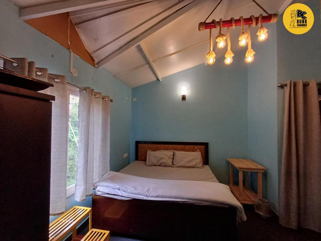 穆克缇斯瓦BUNK CHAMBER的蓝色客房中一间带床的卧室