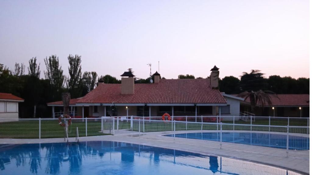 萨拉戈萨Bungalows Zaragoza Camping的房屋前的游泳池