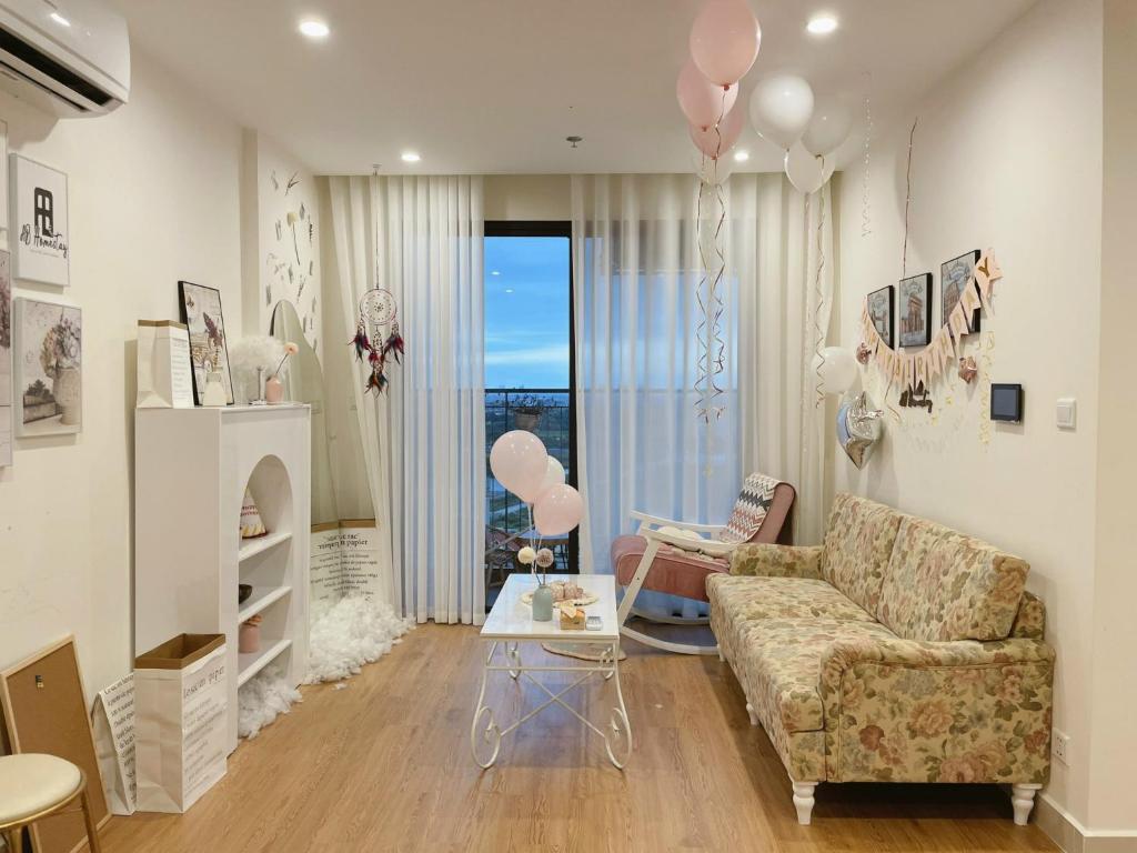 河内Ocean Park Homestay ( căn hộ 1 phòng ngủ, 1 phòng khách)的带沙发和气球的客厅