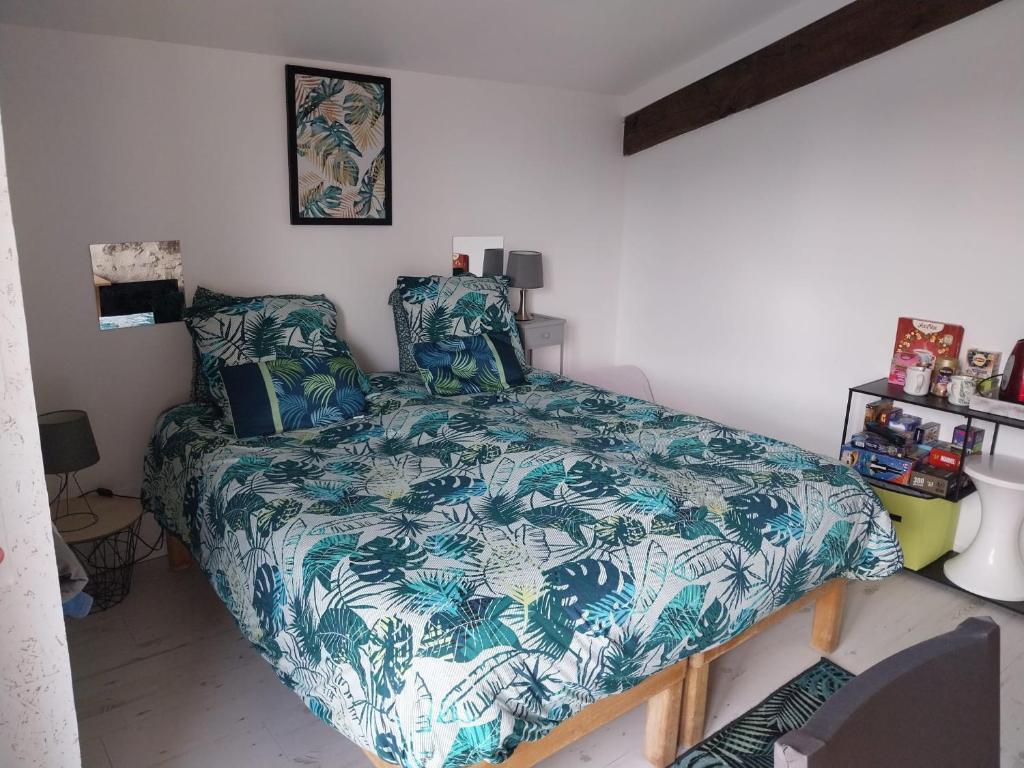 MillacUn air de campagne的一间卧室配有一张带蓝色和白色棉被的床