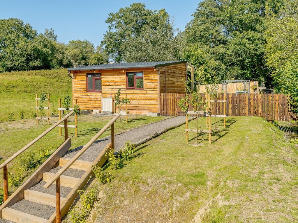 辛霍迪1 bed in Llandovery 88603的小木屋设有花园和围栏