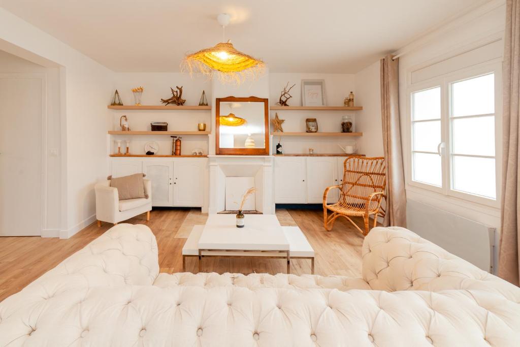滨海克里耶勒Villa La Mer - 600m de la plage Mesnil Val的客厅配有白色的沙发和桌子