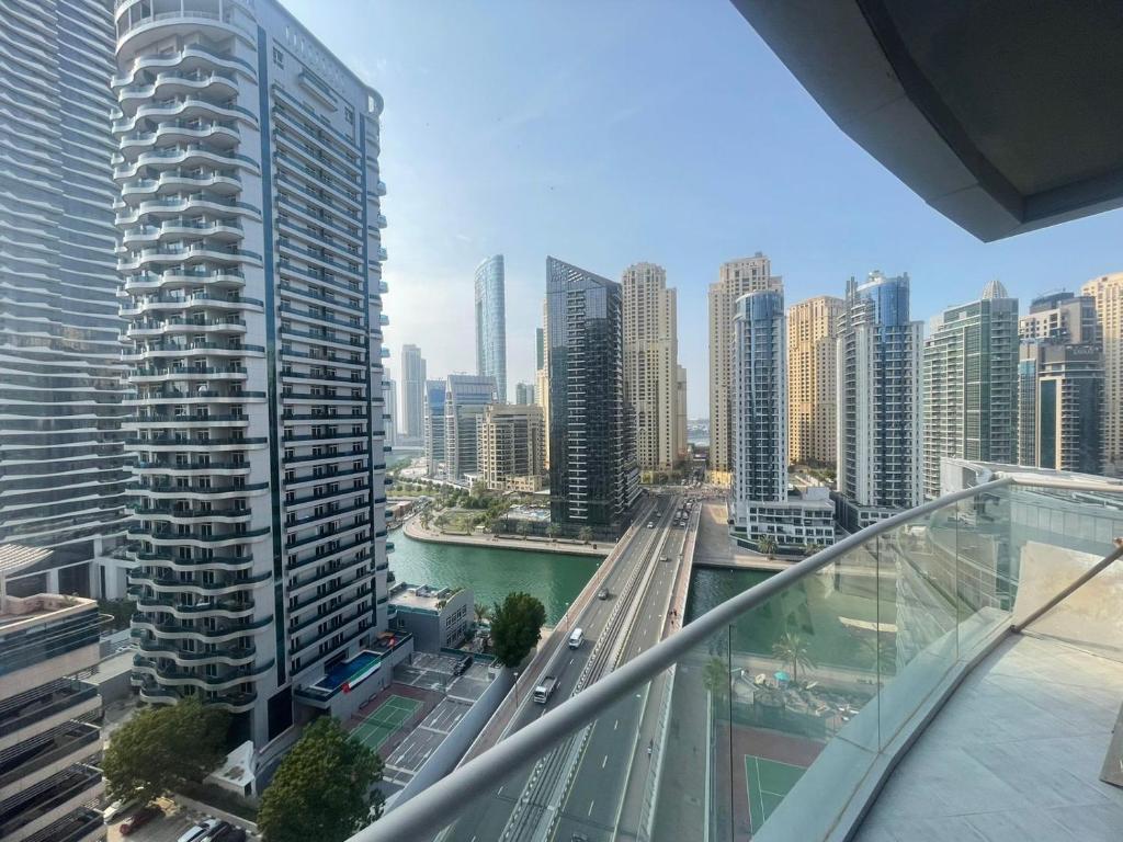 迪拜"Luxurious 2 Bed, 3 Bath Apartment in Dubai Marina - Steps Away from JBR!"的从大楼的阳台上可欣赏到城市景观