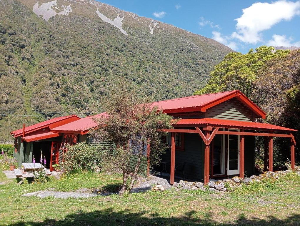 OtiraRata Lodge Accommodation的山地房子