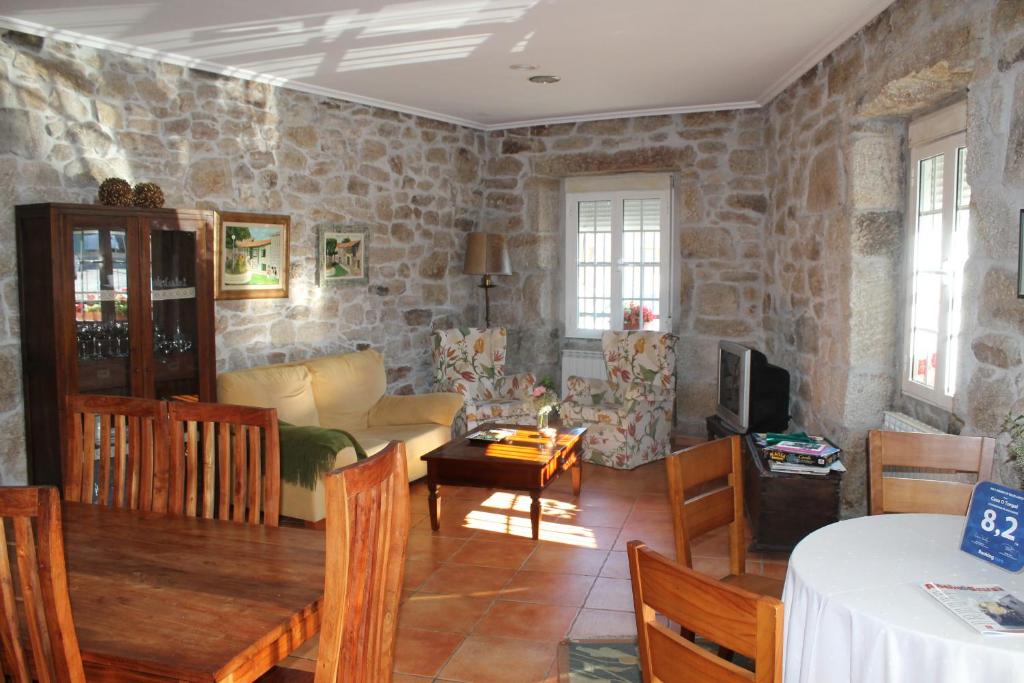 帕拉达德西尔卡萨托加尔度假屋的客厅设有石墙