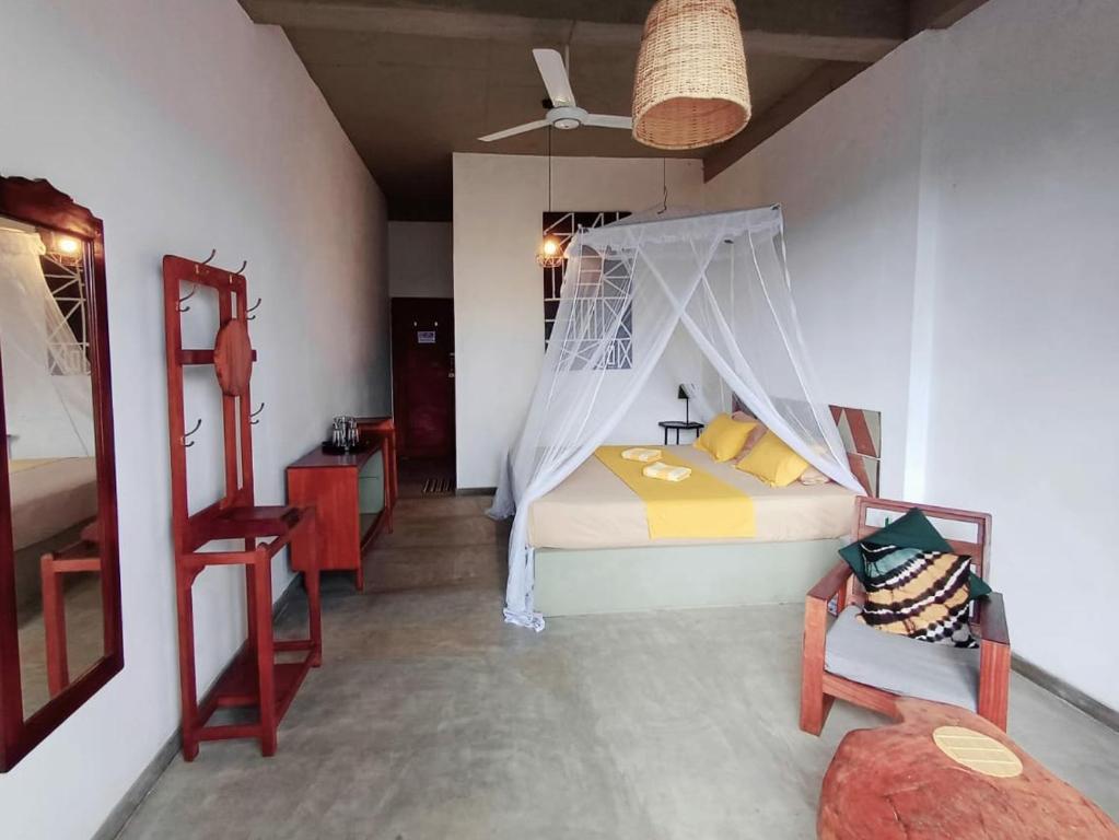 康提The Traveller Kandy的一间卧室配有一张带蚊帐的床