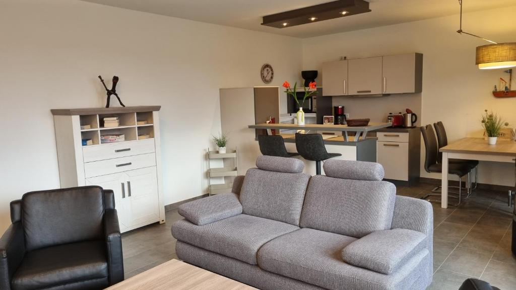 文迪施里茨Park-Apartment Scharmützelsee Wohnung 13的带沙发和椅子的客厅以及厨房。