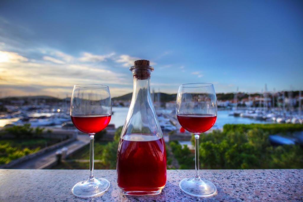 耶泽拉Apartments Irena的桌子上放两杯红葡萄酒
