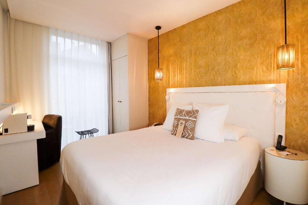 里尔Boa Hotel - BW Signature Collection - Lille Centre Gares的卧室设有一张白色大床和一扇窗户。