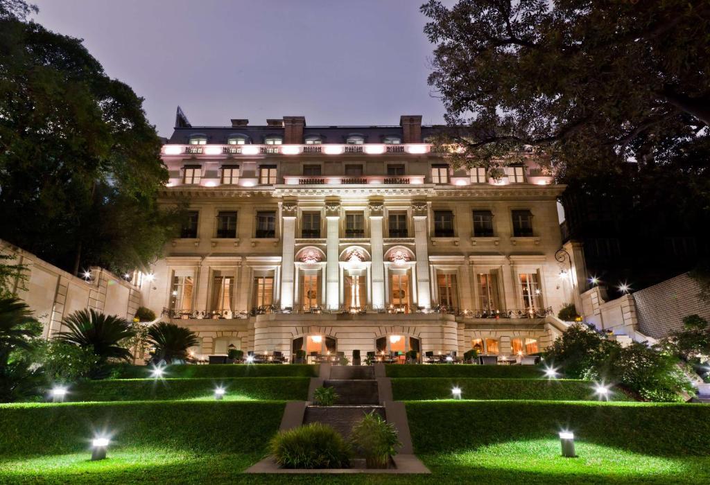 布宜诺斯艾利斯帕拉西奥都豪 - 布宜诺斯艾利斯柏悦酒店的一座大建筑,前面设有花园