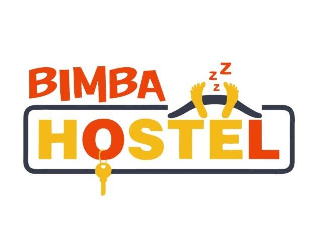 戈亚尼亚Hostel Bimba Goiânia - Unidade 01的跳出箱子的人给旅馆写的标志