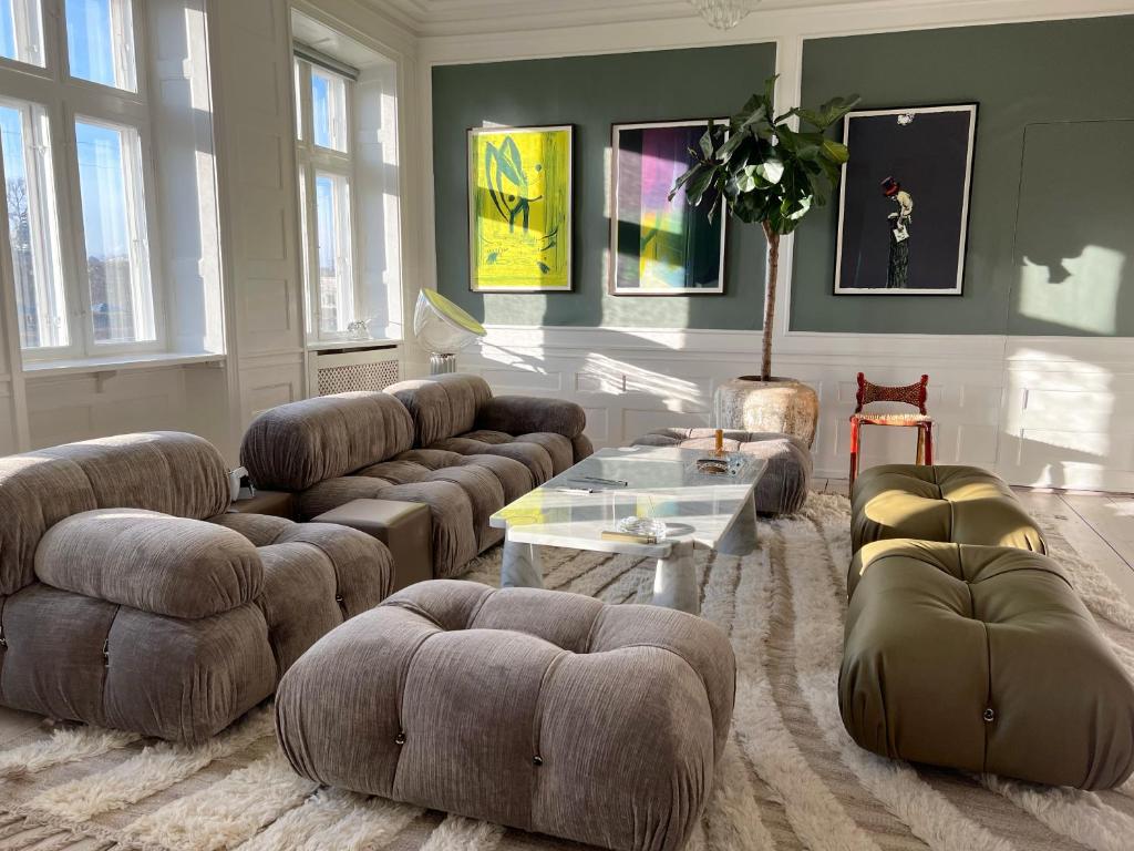 哥本哈根Luxury 'Kings Garden View' 260m2 Prime Located Flat的带沙发和咖啡桌的客厅