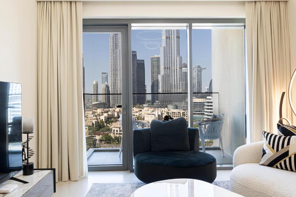 迪拜Stunning Burj Royale Residence Downtown Dubai - Burj Khalifa的一间享有城市美景的客厅