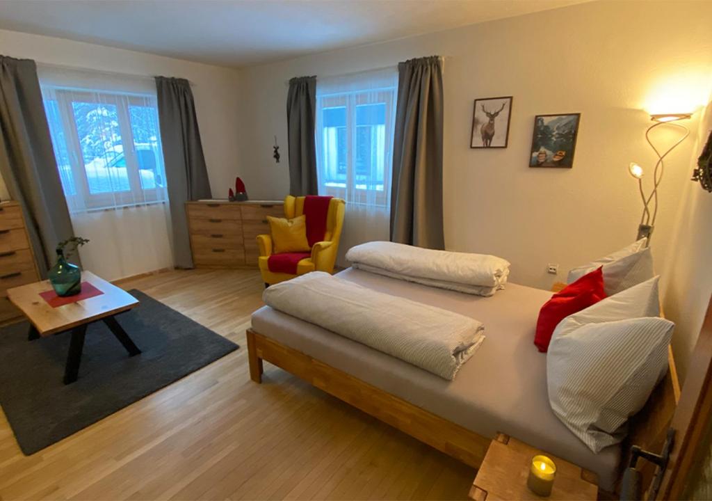 罗伊特Jägers Wohnung zwischen Ehrenberg und Neuschwanstein的一间卧室设有一张床和一间客厅。