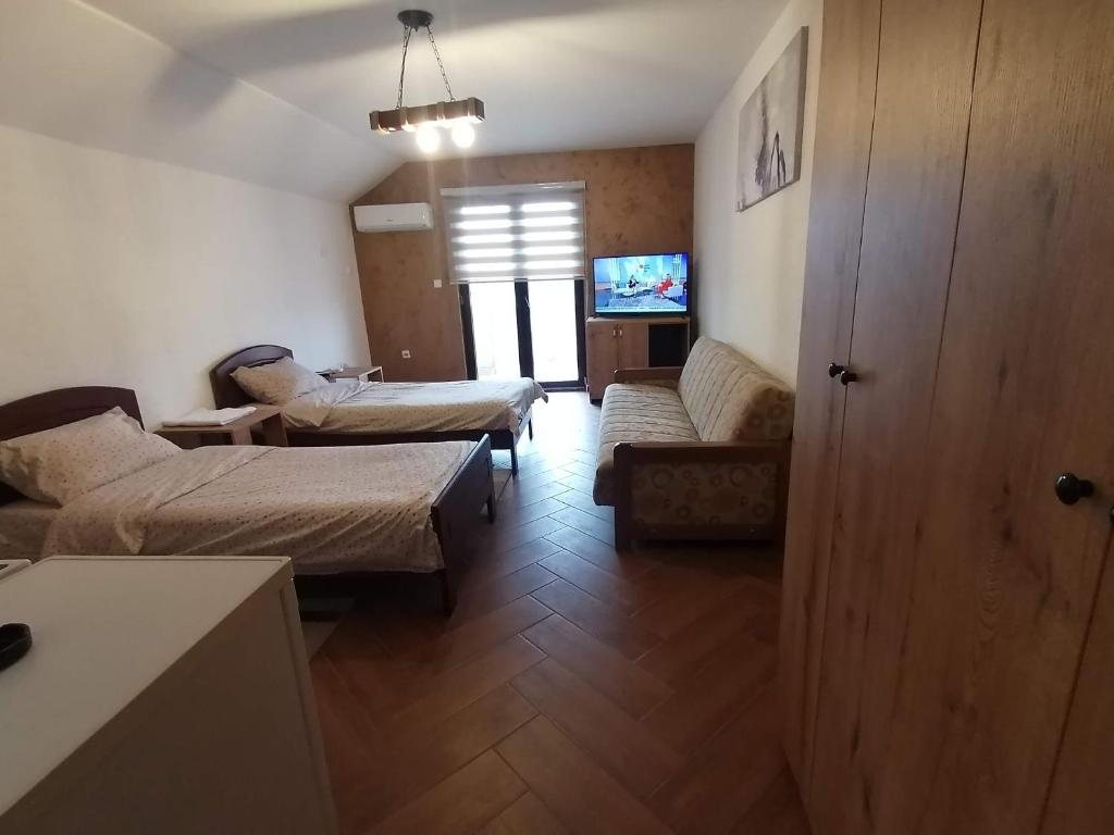 克拉列沃Apartmani Lena的一间带两张床和一张沙发的客厅