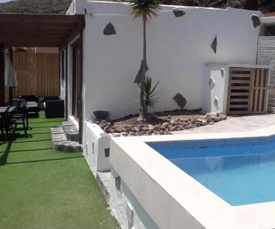 圣克鲁斯-德特内里费Nueva Casa rural piscina privada的一个带游泳池和庭院的别墅