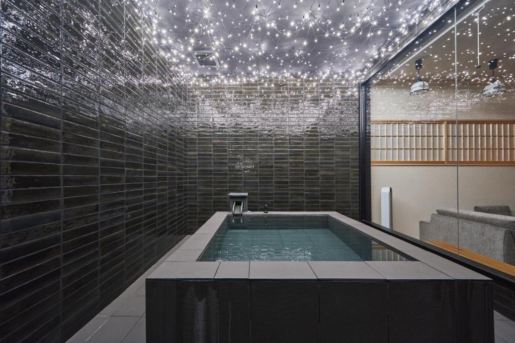 大阪Konjaku-So Tengachaya Tea and Relax的一间带星空天花板的热水浴池的浴室