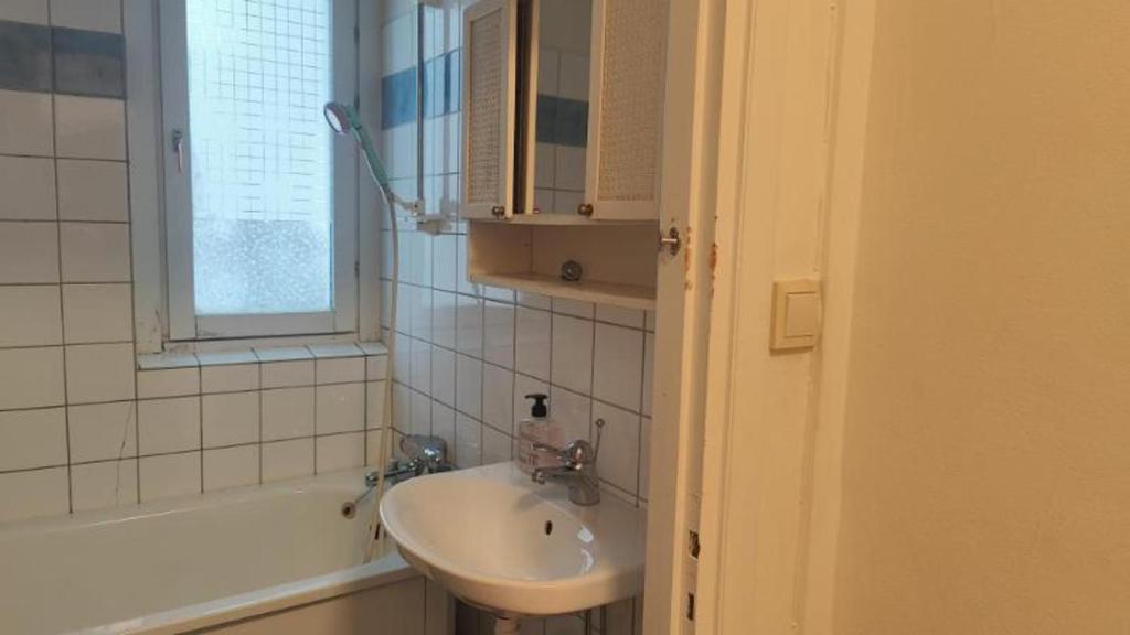 斯德哥尔摩2 room Apartment in Hammarby by Stockholm City的浴室配有盥洗盆和浴缸。