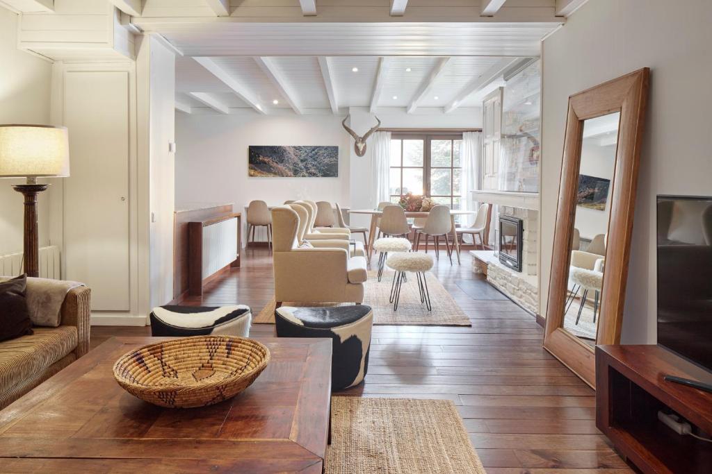 巴奎伊拉-贝莱特Val de Ruda Luxe 5 by FeelFree Rentals的客厅配有沙发和桌子