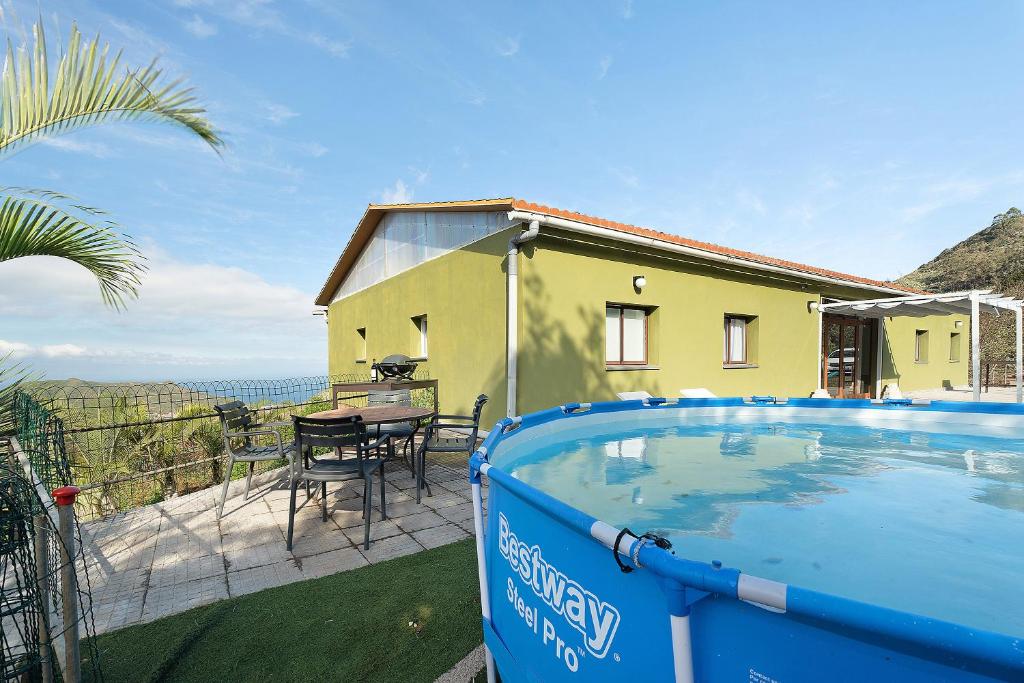 特格斯特Casa Lomo el Aire Sterlizia的带阳台的房屋,设有大型游泳池