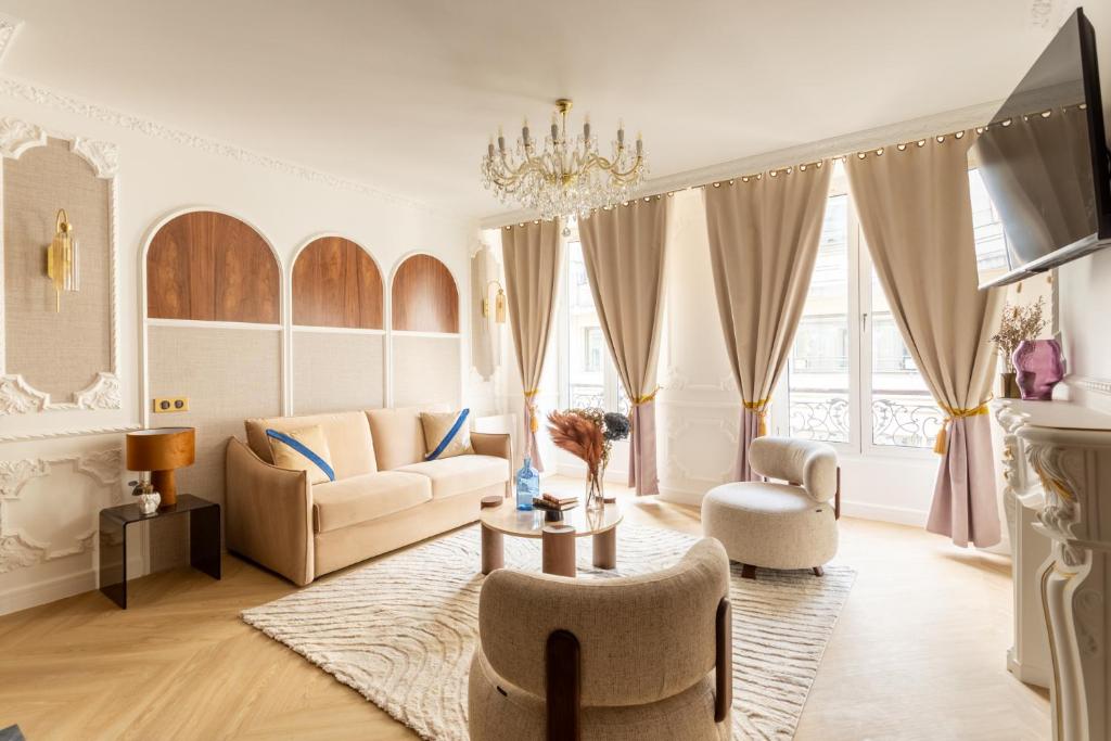 巴黎Luxury 4 Bedroom & 3 Bathroom Apartment - Louvre的客厅配有沙发和桌子