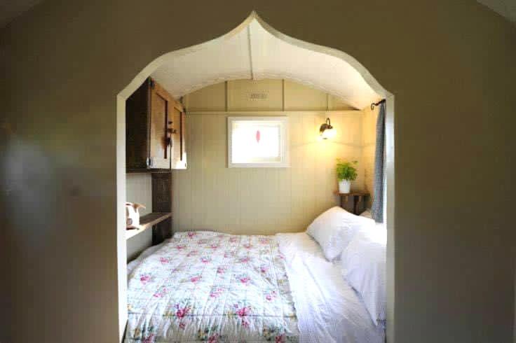 约克Beech shepherds hut的一间卧室,配有拱形床