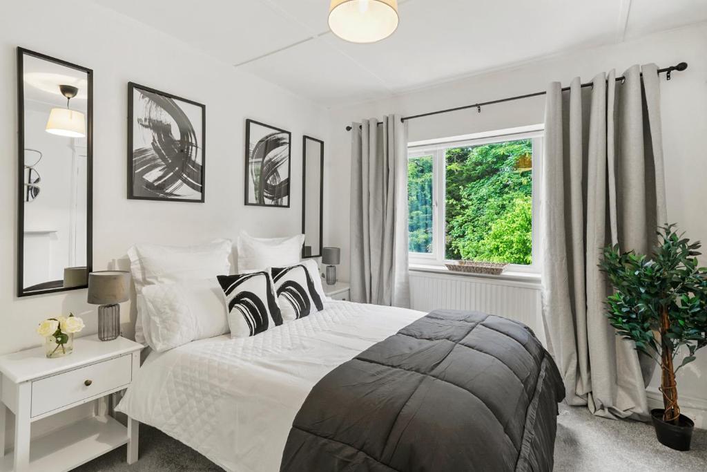 伦敦Wembley Hububb Stay的白色的卧室设有一张大床和一个窗户