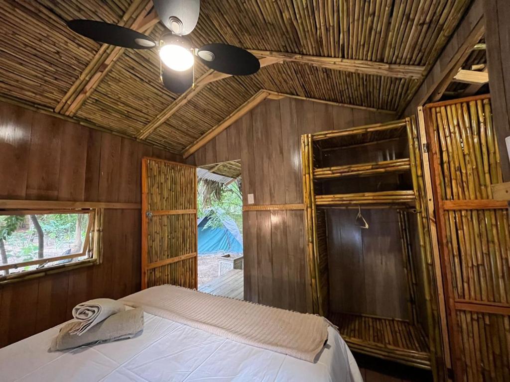 约翰内斯堡Sandton Safari Camp的一间卧室配有一张床和吊扇