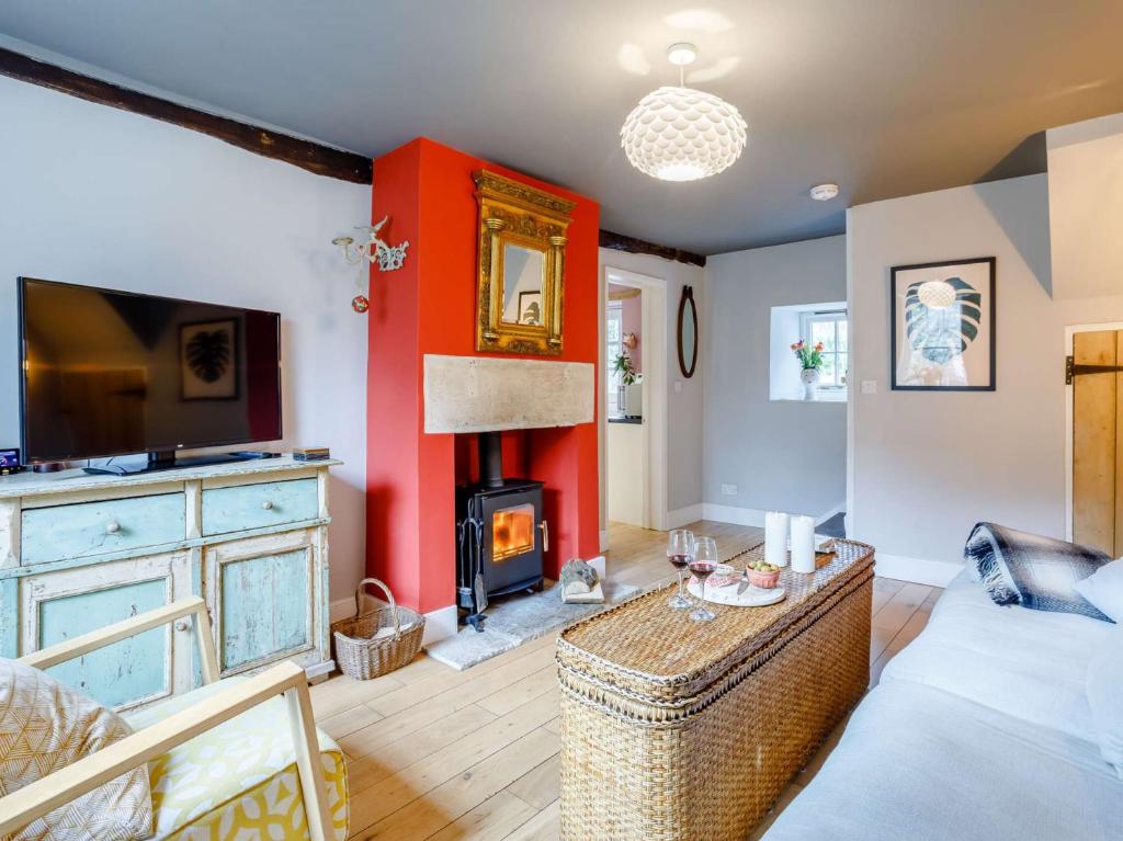 Wingfield2 Bed in Bath 81298的客厅设有红色的墙壁和壁炉。