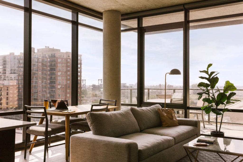 芝加哥Sonder South Wabash的客厅配有沙发、桌子和窗户