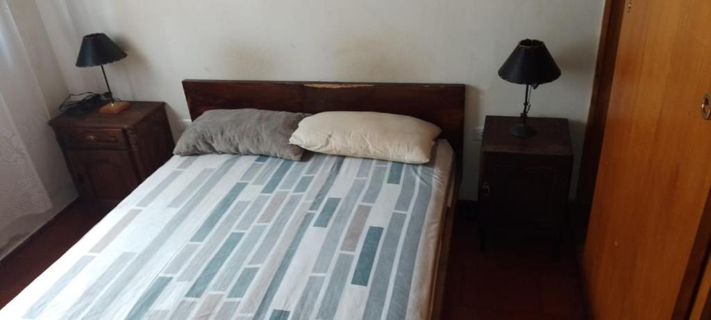 圣特雷西塔SantaTeresita的一张床位,房间设有两个床头柜和两盏灯