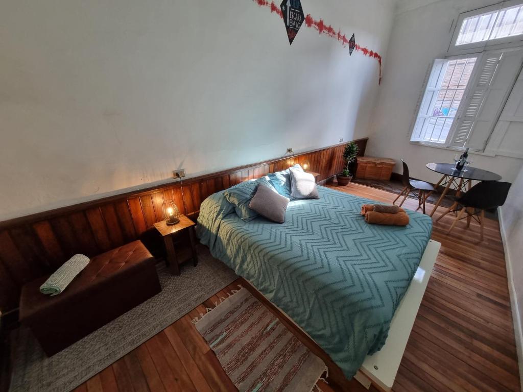 瓦尔帕莱索爱斯卡拉巴乔旅舍的卧室享有上方的景致,配有1张床和1张沙发