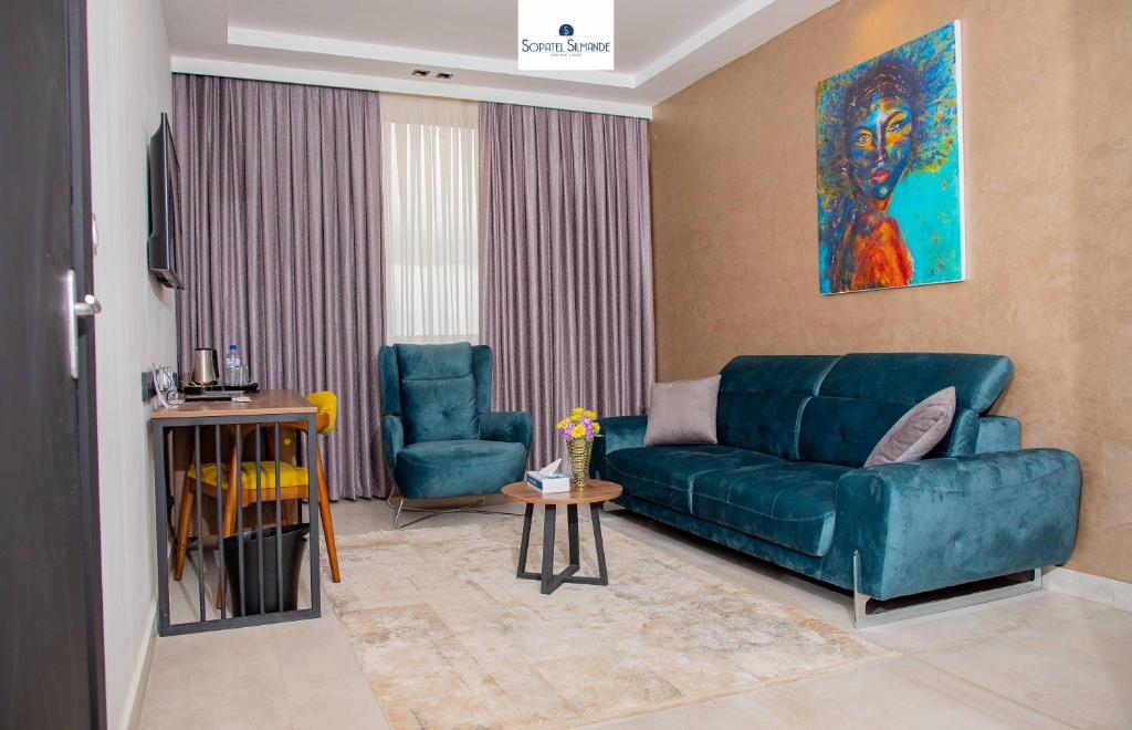 瓦加杜古Sopatel Silmandé的客厅配有蓝色的沙发和椅子