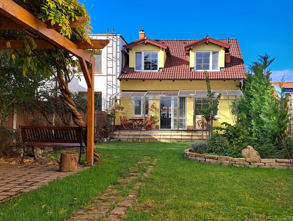 TrnávkaFamily house with garden and sauna的院子内有长凳的房子