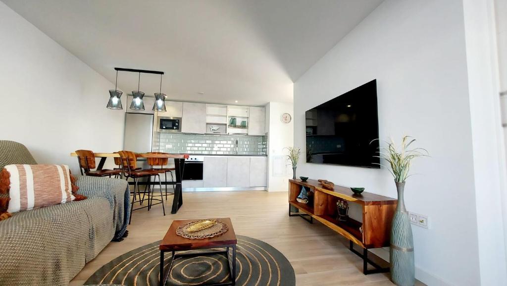 拉哈雷斯Luxury Apartment in Casilla de Costa - Casa MEVA的客厅配有沙发和桌子